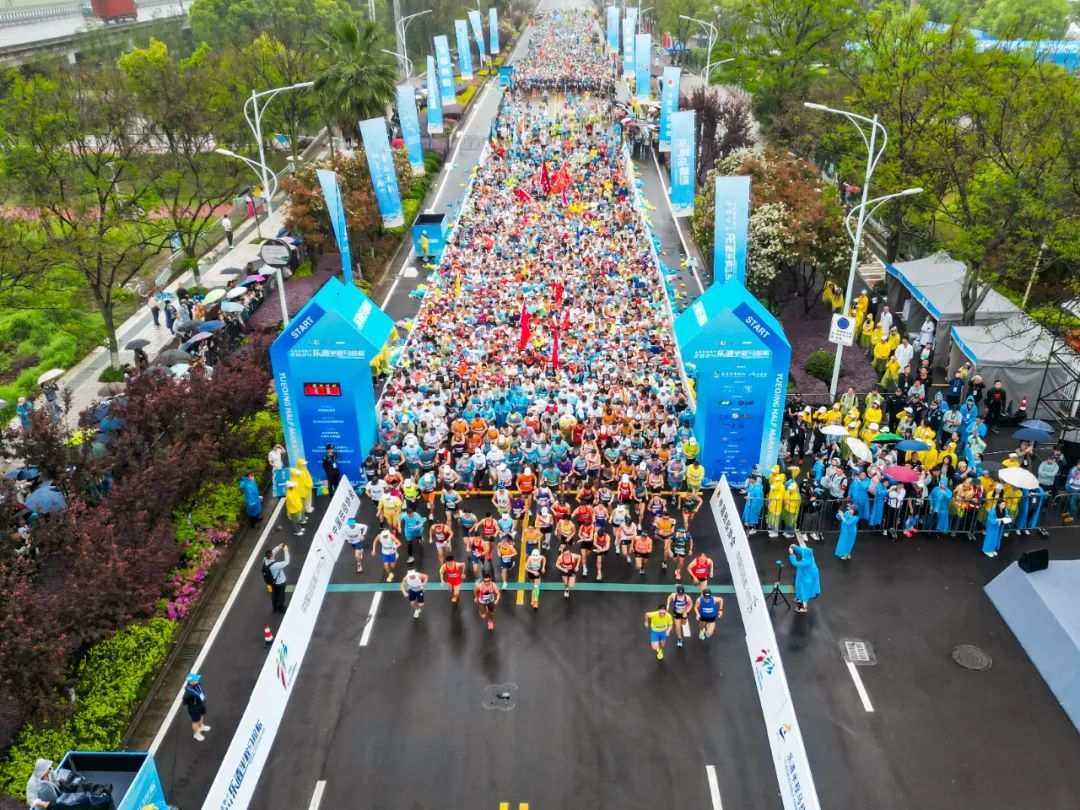 以脚步丈量津城用奔跑祝福祖国2026宝坻潮白湿地半程马拉松开跑(图1)
