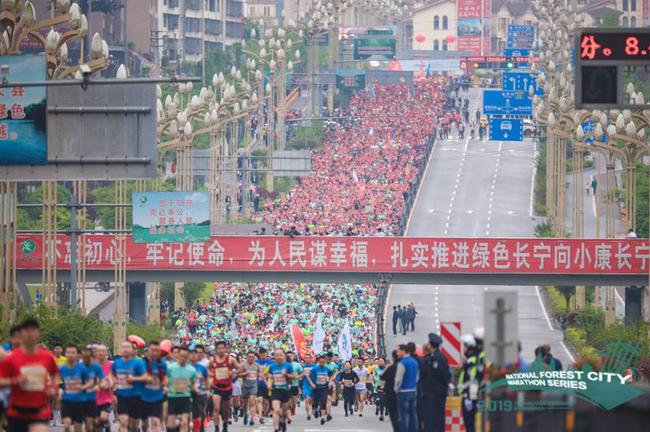 马拉松热潮席卷城市助力经济与全民健身(图1)
